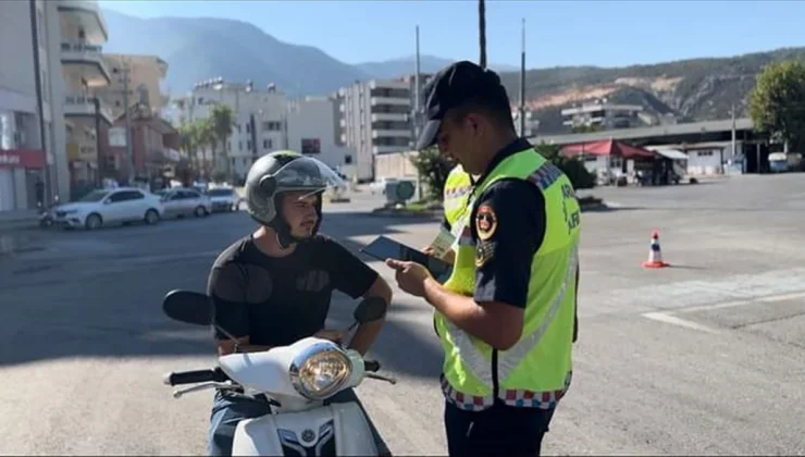 Finike’de Motosiklet Sürücülerine Bilgilendirme Çalışması