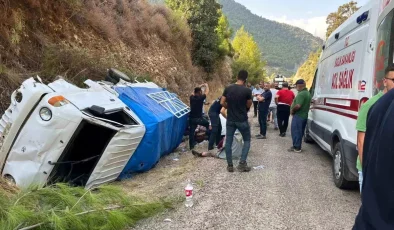 Antalya’da Kamyonet Devrildi: 8 Yaralı, 1’i Ağır