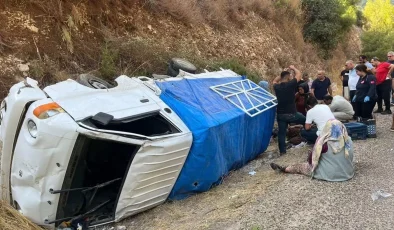 Finike’de Tarım İşçilerini Taşıyan Kamyonet Devrildi: 8 Yaralı