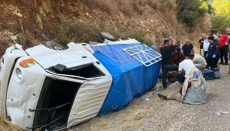 Finike’de Tarım İşçilerini Taşıyan Kamyonet Devrildi: 8 Yaralı